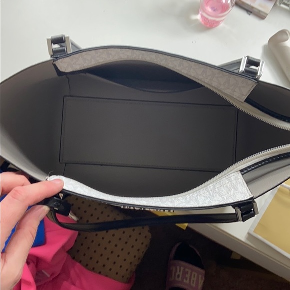 AUTHENTIC MINT CONDITION MICHAEL KORS TOTE BAG - Picture 8 of 8